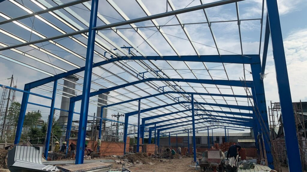 Biện Pháp Thi Công Khung Thép Tiền Chế Nhà Xưởng 2026 - Ưu Nhược Điểm Thực Tế 5 Thi công khung thép tiền chế nhà xưởng