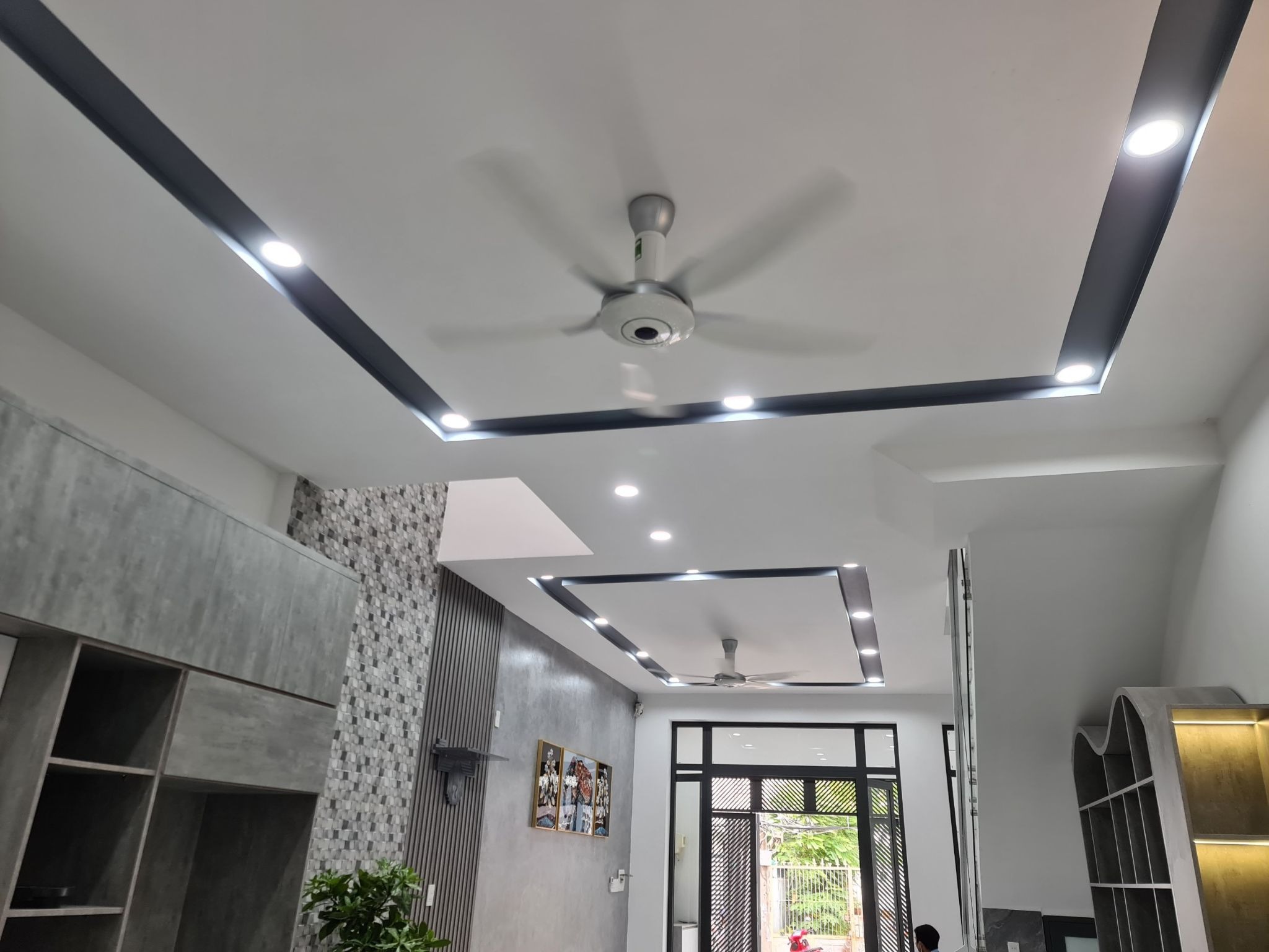 Kỹ Thuật Hoàn Thiện Nội Thất Thương Mại Theo Tiêu Chuẩn Thương Hiệu 2026 – Từ Showroom Đến Văn Phòng 3 Hoàn thiện nội thất thương mại theo tiêu chuẩn thương hiệu